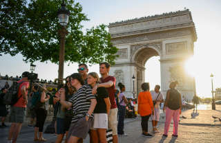 Selfies devant l’Arc de Triomphe, à Paris, le 7 juillet 2023.. Photo Matthias Hangst/Getty Images/AFP