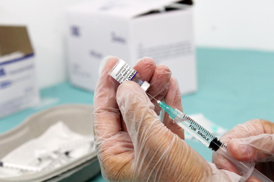 Enfermeira prepara dose de vacina contra Covid-19 na cidade de Bari, na It&#xe1;lia (Foto: Donato Fasano/Getty Images)