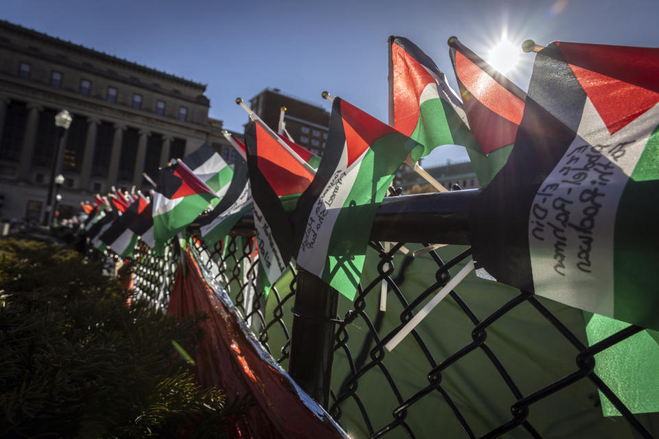 Una fila de banderas palestinas ondean en la cerca de un campamento de protesta propalestino en la Universidad Columbia, el miércoles 24 de abril de 2024, en Nueva York. (AP Foto/Stefan Jeremiah)