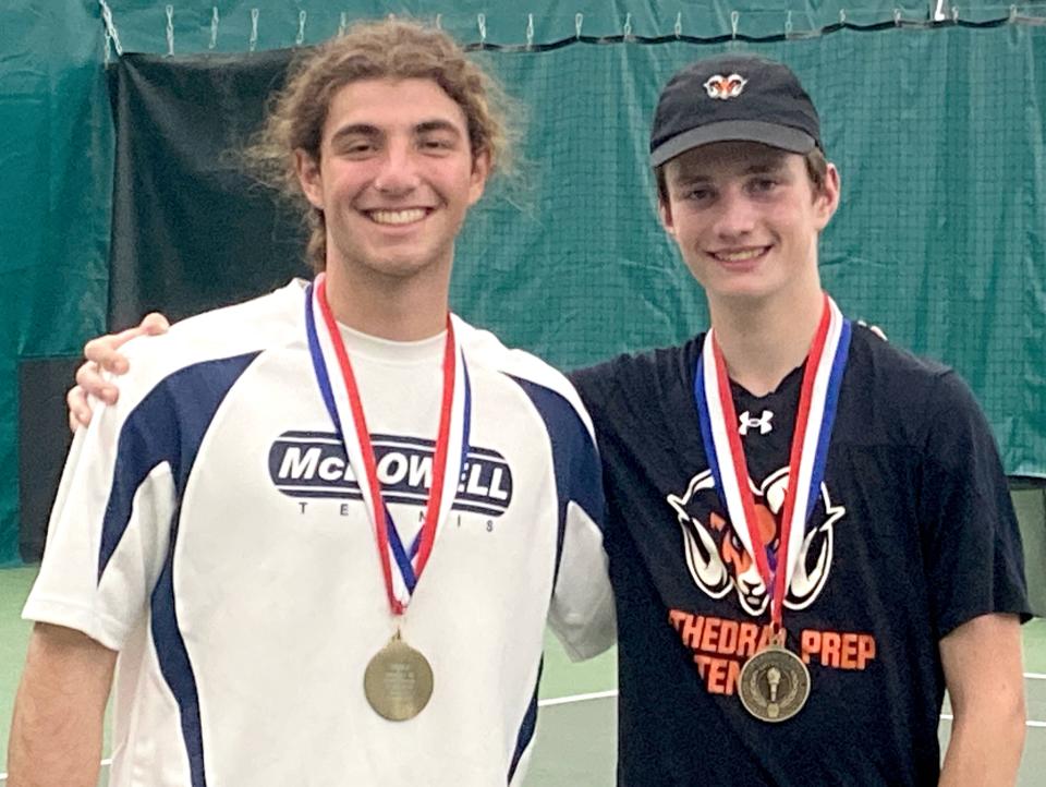 Desde la izquierda, Aaron Heinlein (Clase 3A) de McDowell y Gavin Ferretti (Clase 2A) de Cathedral Prep posan como los medallistas de oro del lunes para el torneo de tenis individual masculino del Distrito 10 en Westwood Racquet Club.