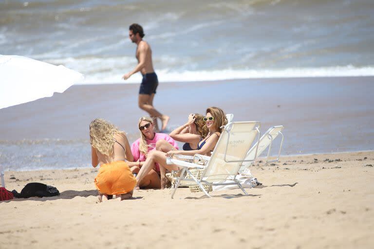 Isabel Macedo junto a amigas en Punta del Este.