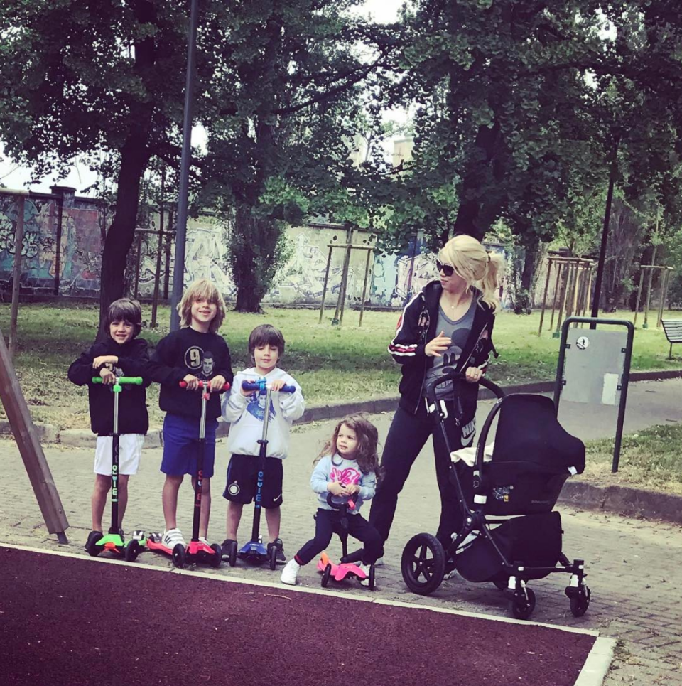 <p>El lunes, Wanda compartió con sus casi dos millones de seguidores de Instagram, una serie de fotos, jugando con sus cinco hijos en la plaza. – Foto: <em><a rel="nofollow noopener" href="https://www.instagram.com/wanda_icardi/" target="_blank" data-ylk="slk:Instagram/wanda_icardi/;elm:context_link;itc:0;sec:content-canvas" class="link ">Instagram/wanda_icardi/</a></em> </p>