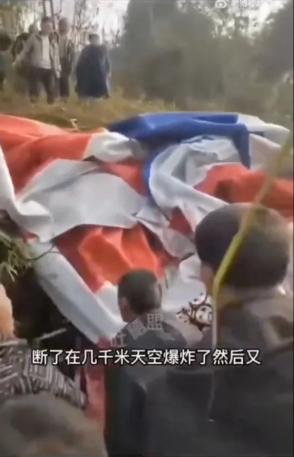 四川樂山市一處觀光景點大年初一當天有熱氣球升空後墜毀，上頭裝載的 4 名遊客均緊急送往醫院治療，其中有 1 人經搶救後仍不幸離世。&nbsp;&nbsp;&nbsp;圖：截自推特@TaiwanGuard