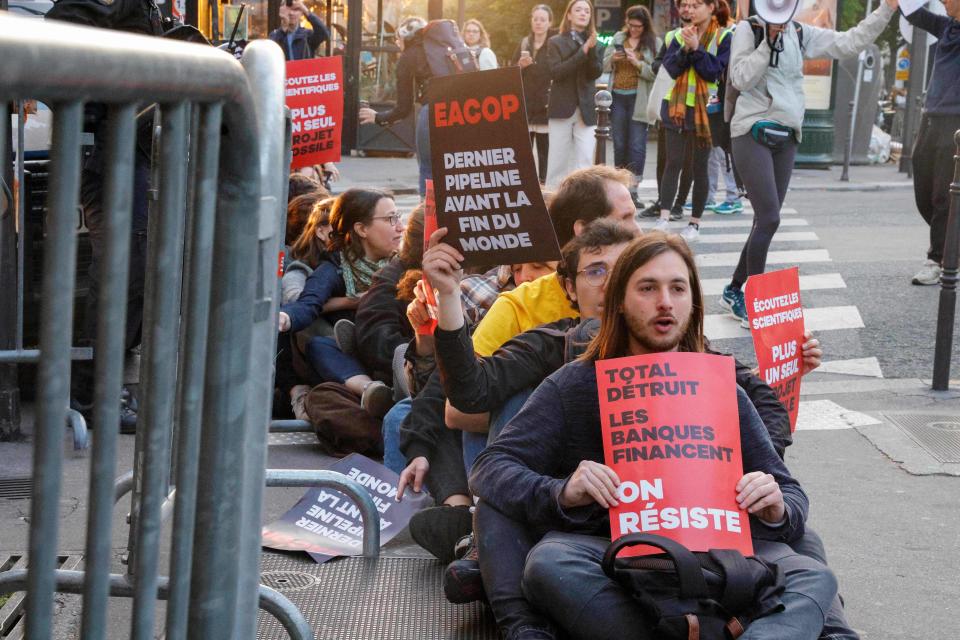 Le 26 mai 2023, des militants ont tenté de bloquer l’Assemblée générale de TotalÉnergies pour dénoncer l’impact des décisions du groupe sur l’environnement. 