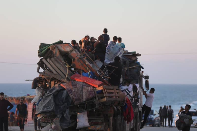 Displaced Palestinians load their belongings into a vehicle following an evacuation order issued by the Israeli army.  Images by Omar Ashtawy/APA via ZUMA Press Wire/dpa