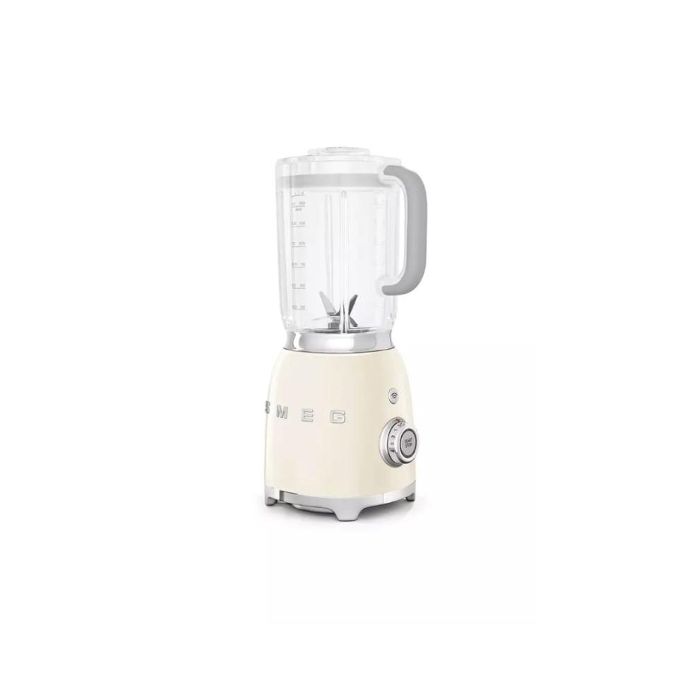 SMEG Blender, Cream. (PHOTO: Zalora)