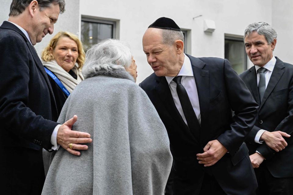 German Chancellor Olaf Scholz greets 102-year-old German Holocaust survivor Margot Friedlaender (POOL/AFP/Getty)