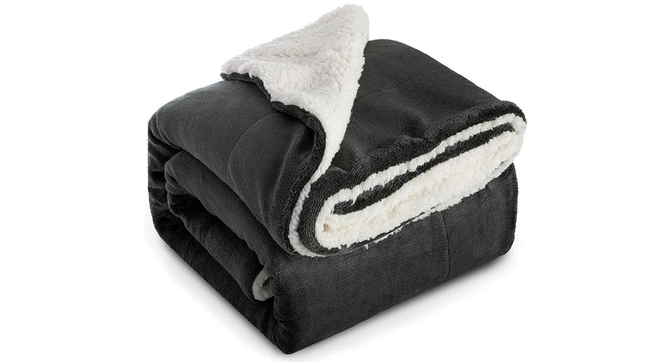 Bedsure Sherpa Throw Bed Blanket