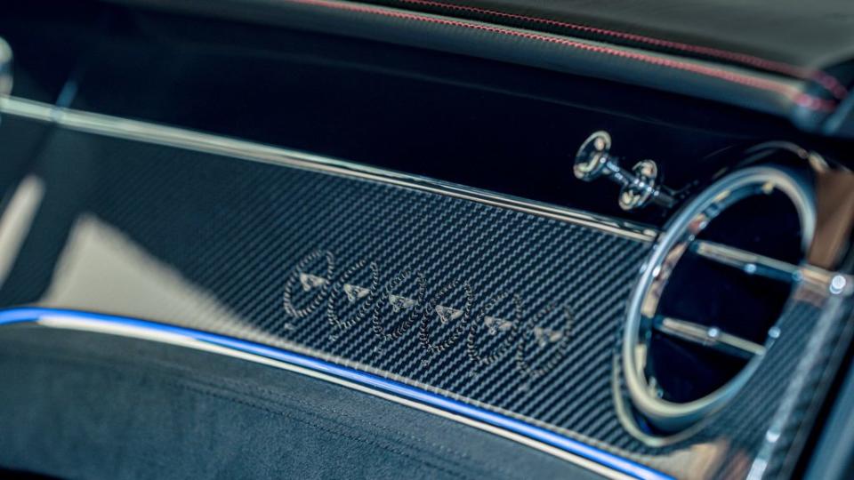 Continental GT Le Mans手套箱碳纖維飾板鑲嵌有6組冠軍桂冠。(圖片來源/ Bentley)