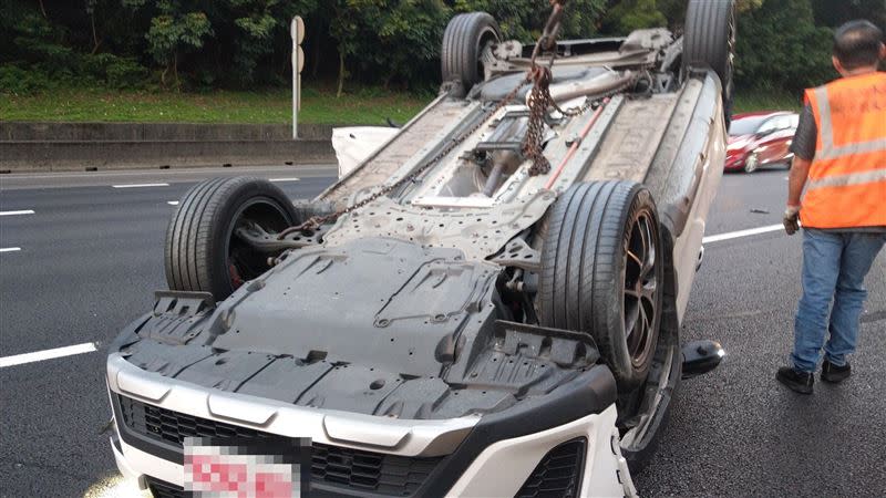 國道驚爆翻車意外，場面相當驚悚。（圖／翻攝畫面）