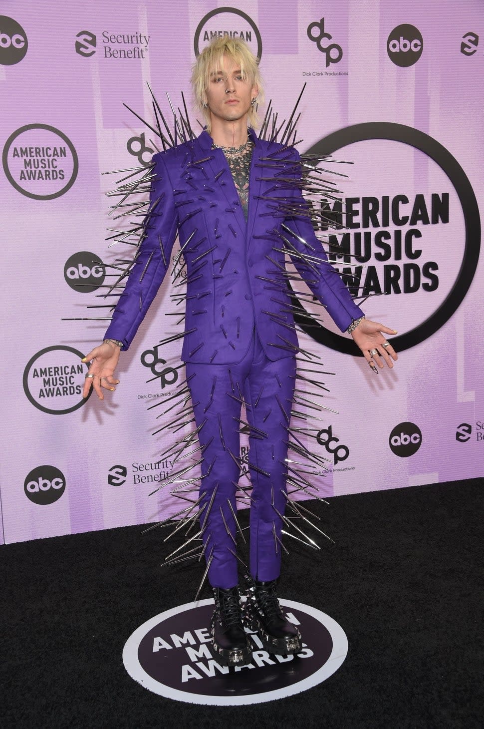 machine gun kelly amas 2022