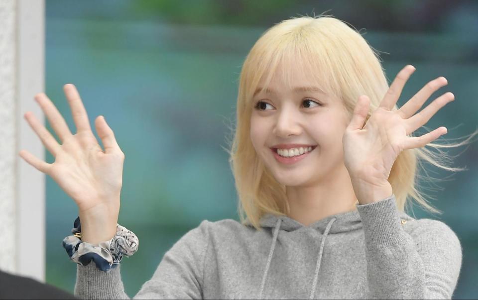 Lalisa waves to fans — there are always fans, everywhere — in June 2022. (Credit: The Chosnunilbo JNS/Imazins via Getty Images)