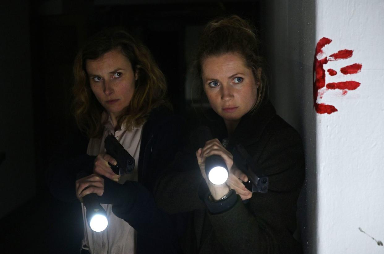 Die Kommissarinnen Karin Gorniak (Karin Hanczewski, links) und Leonie Winkler (Cornelia Gröschel) machen eine ziemlich gruselige Tour durch das titelgebende "kalte Haus".
 (Bild: MDR/MadeFor/Hardy Spitz)