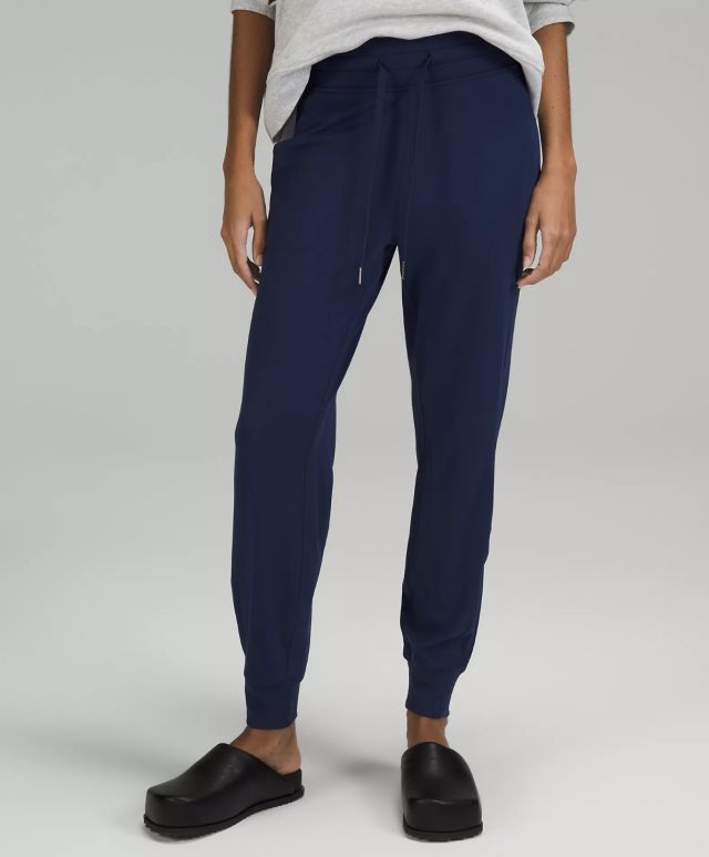 $200 Lululemon &go City Trek Trouser US6 UK10 Navy On the Fly, Women's  Fashion, Bottoms, Jeans & Leggings on Carousell