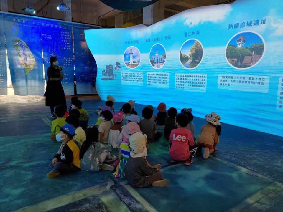 小朋友參觀「潛行探索臺灣─水下文化資產特展」。（文化部提供）