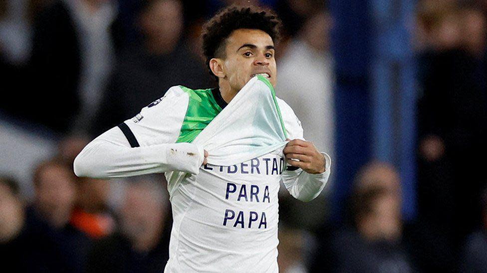 Luis díaz se levanta la camisa al anotar un gol en un partido entre el liverpool y el luton 