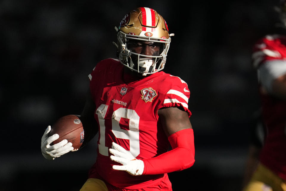 ARLINGTON, TEXAS - JANUARY 16: Deebo Samuel #19 of the San Francisco 49ers runs the ball against the Dallas Cowboys during an NFL wild-card playoff football game at AT&T Stadium on January 16, 2022 in Arlington, Texas.  (Photo by Cooper Neill/Getty Images)