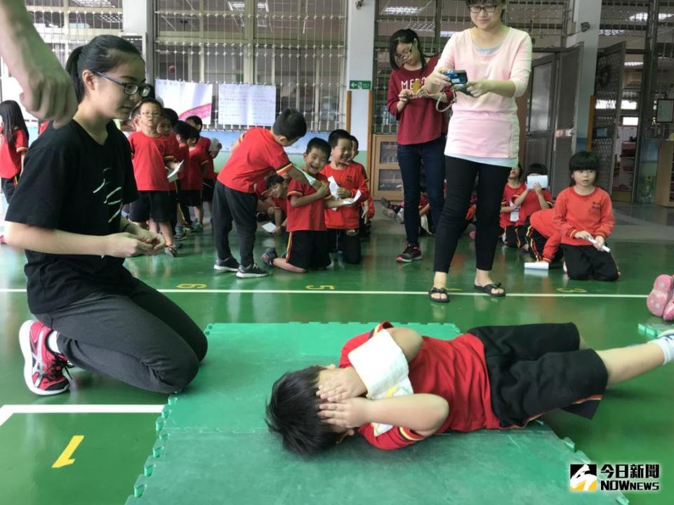 ▲田中國小附設幼兒園舉辦消防小小兵體驗活動，教導小朋友學習遇到火災時要爬行逃離現場，以及如何操作消防水帶。（圖／記者陳雅芳攝，2017.10.26）