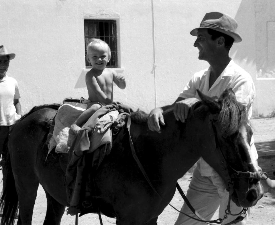 Luis Miguel Dominguín (1926-1996) y la actriz Lucía Bosè (1931-2020) son los padres del cantante. Aquí vemos al torero español con su hijo en la finca que tenía en Saelices (Cuenca). (Foto: Gianni Ferrari / Getty Images)