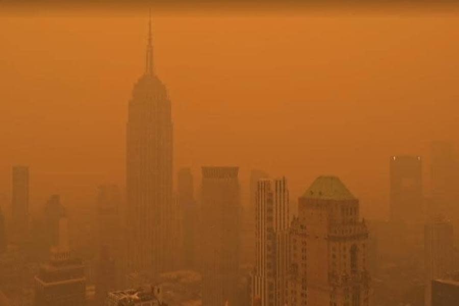 Cielo de Nueva York se tiñe de naranja y ceniza por incendios forestales 