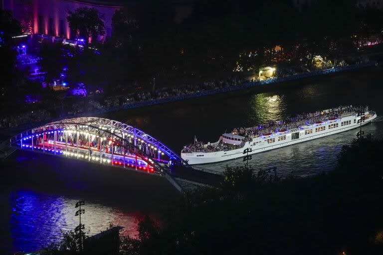Los atletas viajan en bote por el río Sena en París, Francia