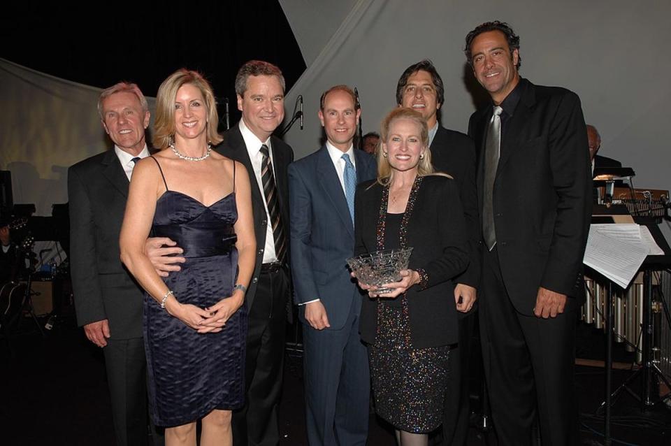 Unidentified guests pose with (third from left reading right) honoree television producer Sam Haskell, Prince Edward, Earl of Wessex, Haskell's wife, and fellow honoree, Mary Haskell, actor Ray Ramano and actor Brad Garrett at the gala fundraiser for the Viewpoint School on May 12, 2007 in Beverly Hills, California (Getty Images)