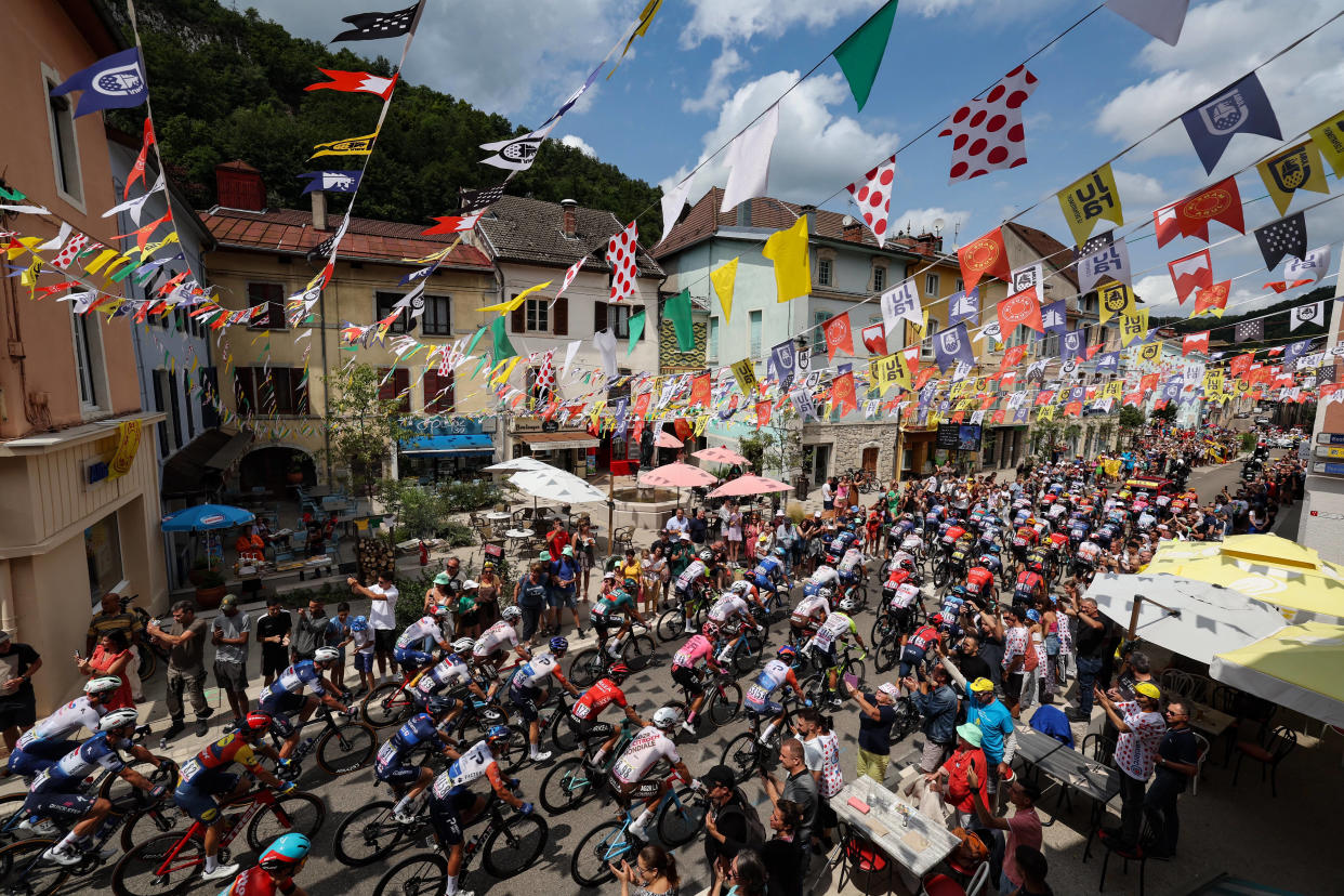 Les coureurs du Tour de France traversant la commune de Moirans-en-Montagne (Jura), le 21 juillet 2023.