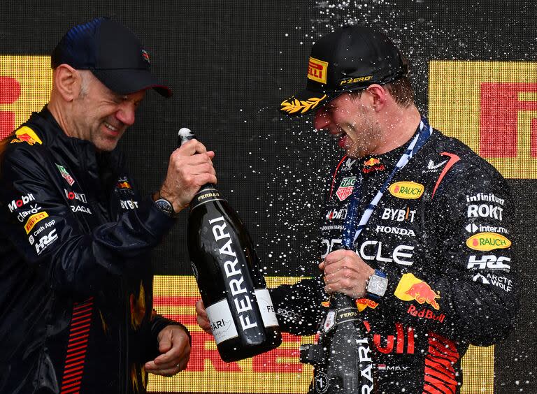 Adrian Newey junto a Max Verstappen. El ingeniero dimitirá de Red Bull
