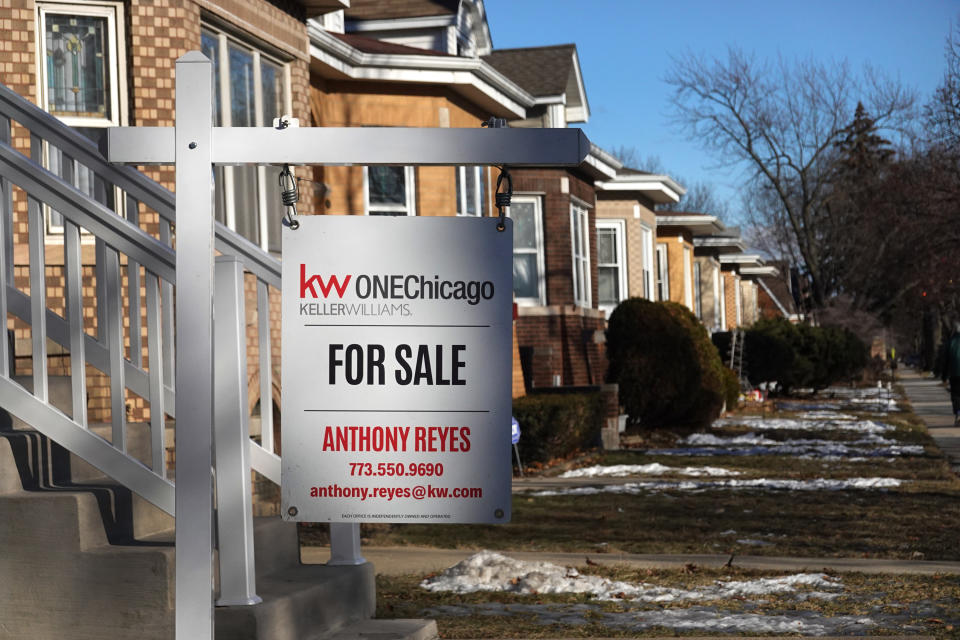 A home is offered for sale on January 20, 2022 in Chicago, Illinois. Nationwide, existing-home sales declined 4.6% in December from the prior month. This drop in sales is mostly attributed to a shortage of homes on the market. (Photo by Scott Olson/Getty Images)