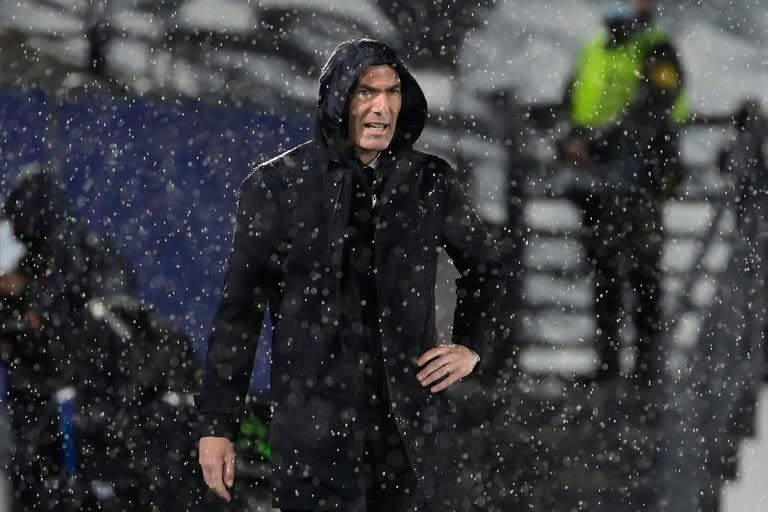 Zinedine Zidane conduce un plantel que llega al final de la temporada con lo justo; entre lesiones, contagios de covid y ahora una citación electoral, siente que no puede salir de la tormenta