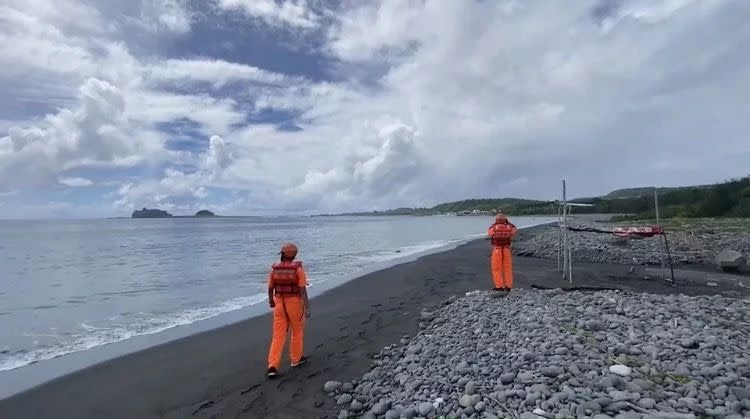 ▲台東縣成功鎮美山海邊，傳出有兩位男子戲水後失蹤，警消與海巡人員正在擴大搜尋中。（圖／翻攝畫面）