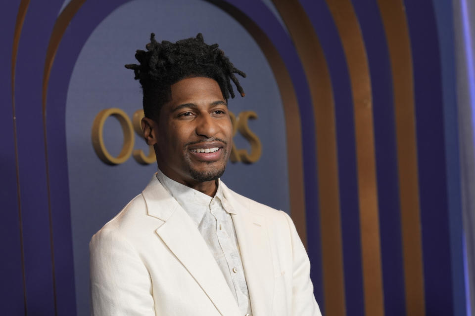 ARCHIVO - Jon Batiste llega a los Premios de los Gobernadores el martes. 9 de enero de 2024, en Dolby Ballroom en Los Angeles. (Foto AP/Chris Pizzello, archivo)