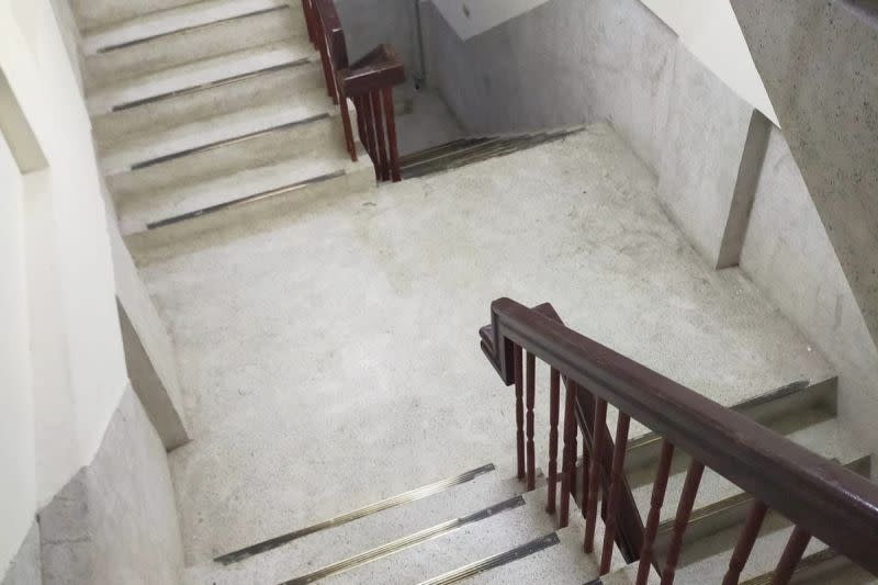 ▲網友發現有處建築物內的樓梯採「X型」設計。（圖／臉書社團《路上觀察學院》）