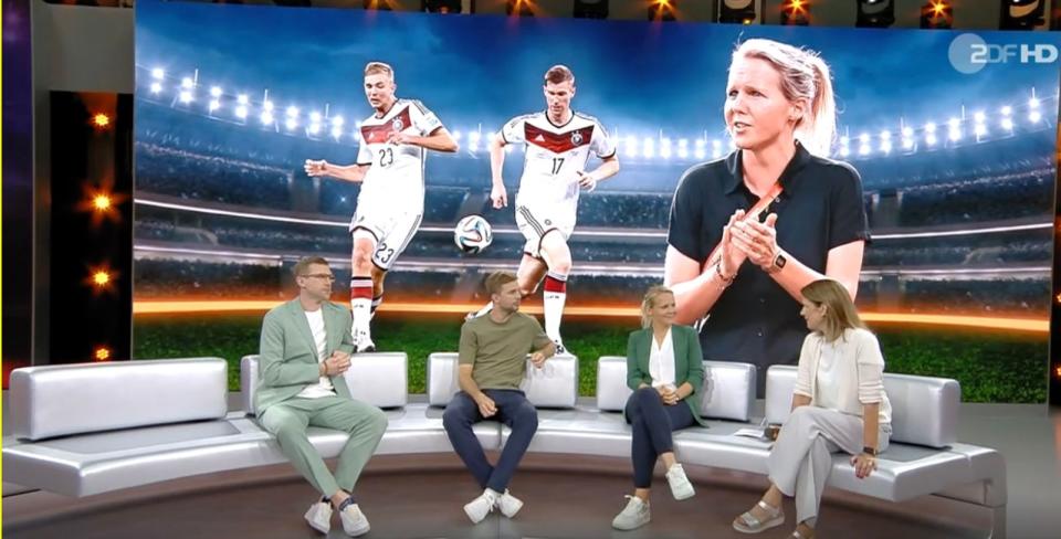 Vorher optimistisch, nachher ernüchtert. Die Expertenrunde um Katrin Müller-Hohenstein hatte sich von Frankreich und Belgien mehr als Sicherheitsfußball erwartet. (Bild: ZDF)