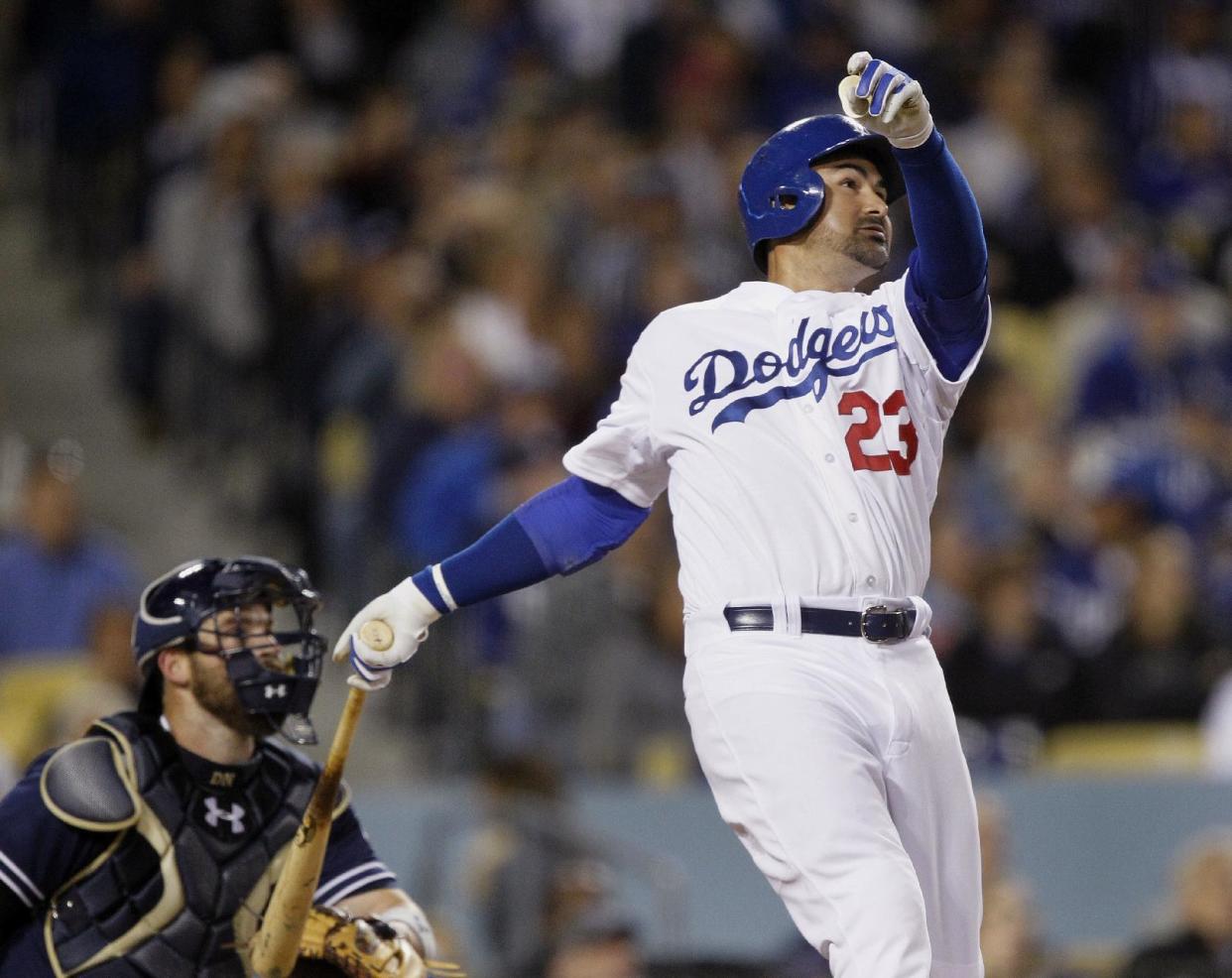 El pelotero de los Dodgers de Los Ángeles Adrián González tras pegar un jonrón solitario, junto al catcher de los Padres de San Diego Derek Norris en el quinto inning de su juego de beisbol en Los Ángeles, el 8 de abril de 2015. (AP Foto/Alex Gallardo)