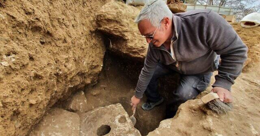 考古學家發現2700年前的馬桶，間接發現糞便當中有寄生蟲，推測當時的人們恐陷痢疾感染。（圖／翻攝自以色列文物管理局推特）