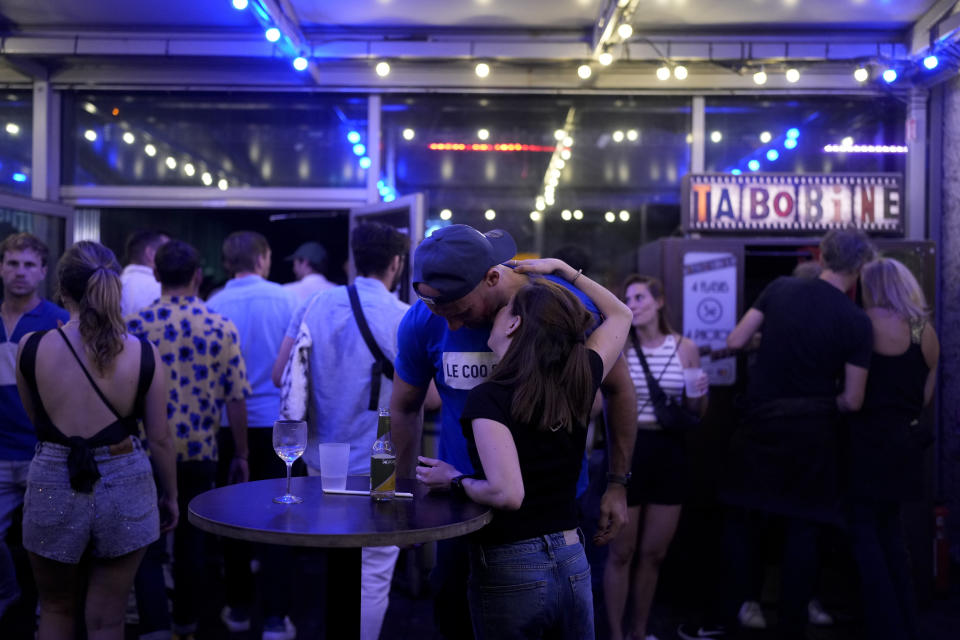 Asistentes al concierto DiscOlympics en el club nocturno Wanderlust en el marco de los Juegos Olímpicos de Verano de 2024, el lunes 29 de julio de 2024, en París, Francia. El músico disco Cerrone se presentó en la velada. (Foto AP/Natacha Pisarenko)