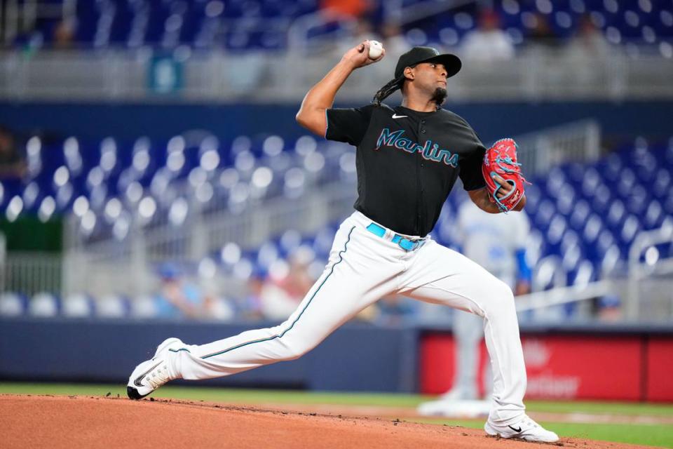 El abridor de los Marlins Edward Cabrera lanza en el primer inning del partido ante los Reales de Kansas City, celebrado el 7 de junio de 2023 en Miami.