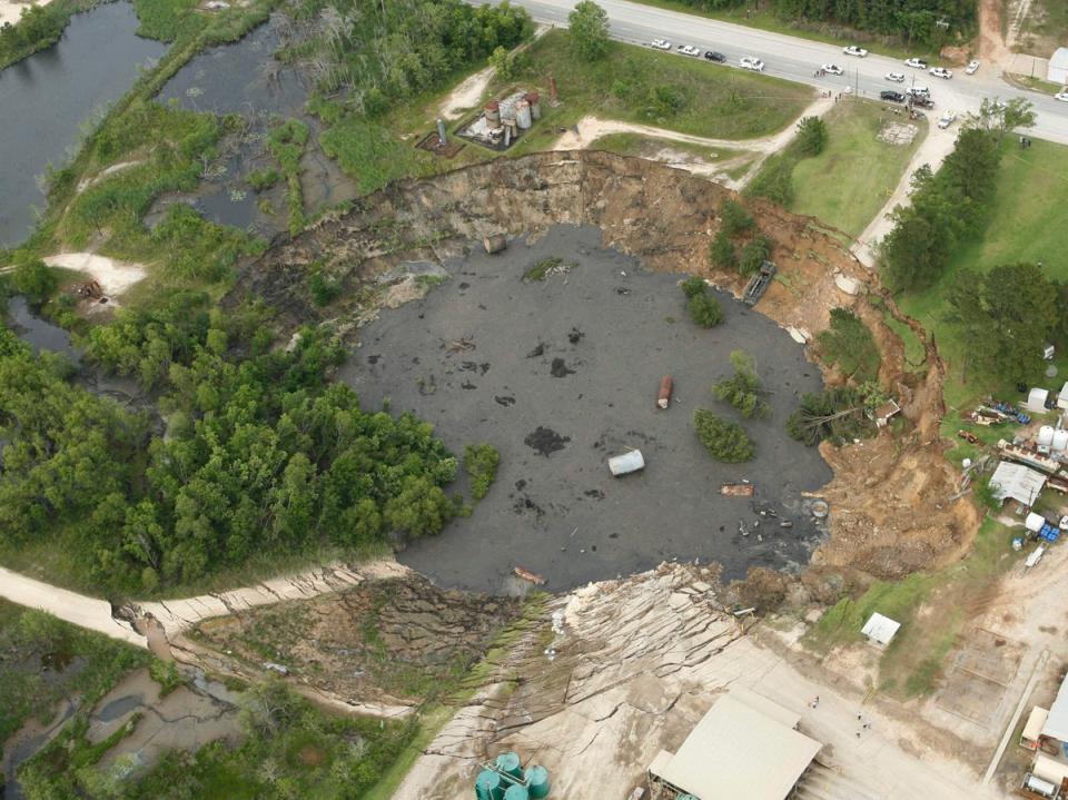 A massive sinkhole near Daisetta, Texas is seen Wednesday afternoon, May 7, 2008 (AP)