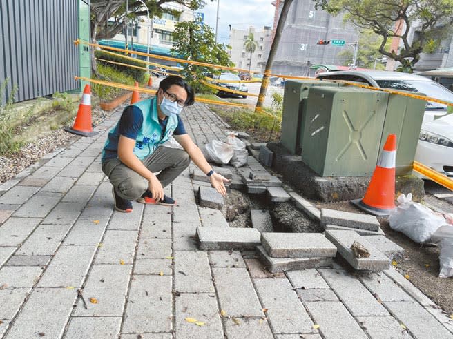 台中市議員鄭功進服務處特助鄭紹頡，第一時間接獲民眾反映，因為是尚在保固期內的人行道毀損，立即通報新工處先行設置加強警示圍籬，避免下雨天其他行人走過「意外入坑」（馮惠宜攝）