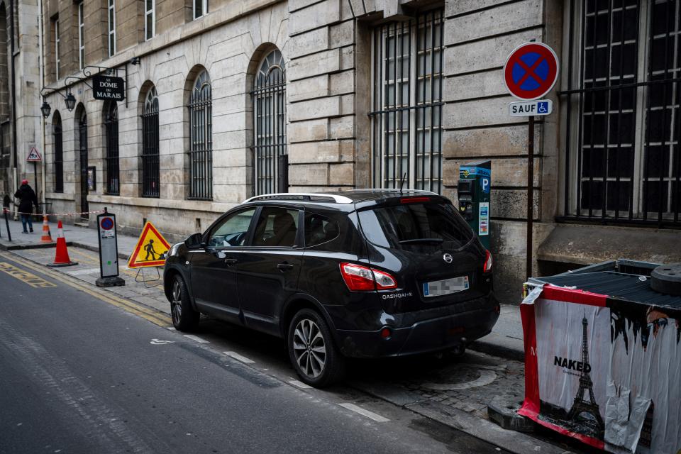 Vehículo aparcado en el centro de París el 2 de febrero de 2024. Foto de Dimitar DILKOFF / AFP) (Foto de DIMITAR DILKOFF/AFP vía Getty Images)