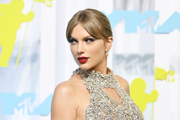 Taylor Swift Tries To Bring Back An Old Trend In This Edition Of  Accessories Of The Week