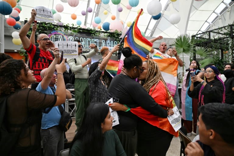 Una pareja se besa durante una protesta contra la discriminación de la comunidad LGBT, en Caracas, el 9 de junio de 2024 (Juan Barreto)