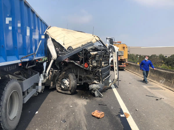 桃園市新屋區台六六線西向道路發生一起車禍，大型的營業卡車車頭撞的面目全非，很是嚇人。（記者丘安翻攝）