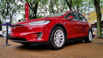 La tecnología <em>deep learning</em> no hace fácil explicar cómo toman sus decisiones los coches autónomos, como este Tesla Model X. <a href="https://upload.wikimedia.org/wikipedia/commons/a/a2/2017_Tesla_Model_X_%2835341487661%29.jpg" rel="nofollow noopener" target="_blank" data-ylk="slk:Michel Curi / Wikimedia Commons;elm:context_link;itc:0;sec:content-canvas" class="link ">Michel Curi / Wikimedia Commons</a>, <a href="http://creativecommons.org/licenses/by/4.0/" rel="nofollow noopener" target="_blank" data-ylk="slk:CC BY;elm:context_link;itc:0;sec:content-canvas" class="link ">CC BY</a>