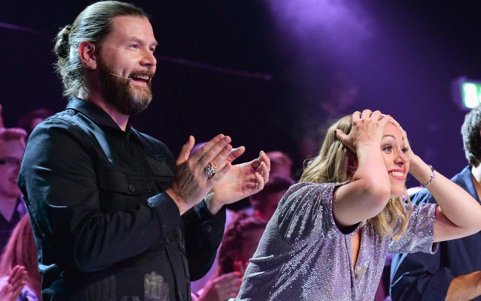 Ruth Moschner und Rea Garvey bilden mit einem wechselnden Gast erneut das Rate-Team bei "The Masked Singer". (Bild: ProSieben / Willi Weber)