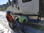 <p>Monterrey, 8 Dic. 2017 (Notimex- Especial).- La Dirección de Protección Civil de Nuevo León informó que tras el cierre de algunas carreteras por el congelamiento de la carpeta asfáltica derivado de la precipitación de hielo y nieve así como las bajas temperaturas, se realizó un operativo especial en apoyo a los automovilistas afectados. NOTIMEX/FOTO/ESPECIAL/COR/DIS/ </p>