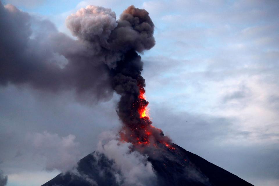 <p>FRM48. DARAGA (FILIPINAS), 23/01/2018.- El volcán Mayon entra de nuevo en erupción expulsando gases y ceniza a 5.000 metros de altura, en la ciudad de Daraga, en el este de Filipinas, hoy 23 de enero de 2018. El número de evacuados por el volcán supera los 37.000 ante la amenaza de explosiones más potentes. EFE/ Francis R. Malasig </p>