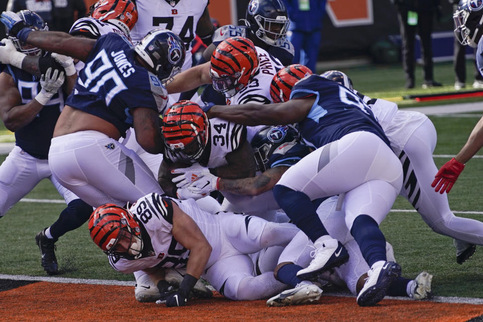 Cincinnati Bengals' Samaje Perine (34) runs in for a touchdown during the first half of an NFL football game against the Tennessee Titans, Sunday, Nov. 1, 2020, in Cincinnati. (AP Photo/Bryan Woolston)