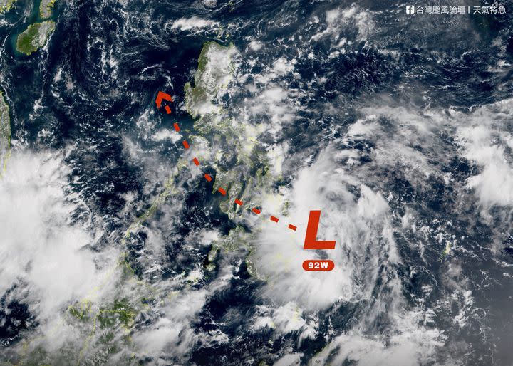 92W位於菲律賓東南方。（圖／翻攝自台灣颱風論壇｜天氣特急 Facebook）